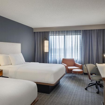 Отель Courtyard By Marriott Springfield Airport Экстерьер фото