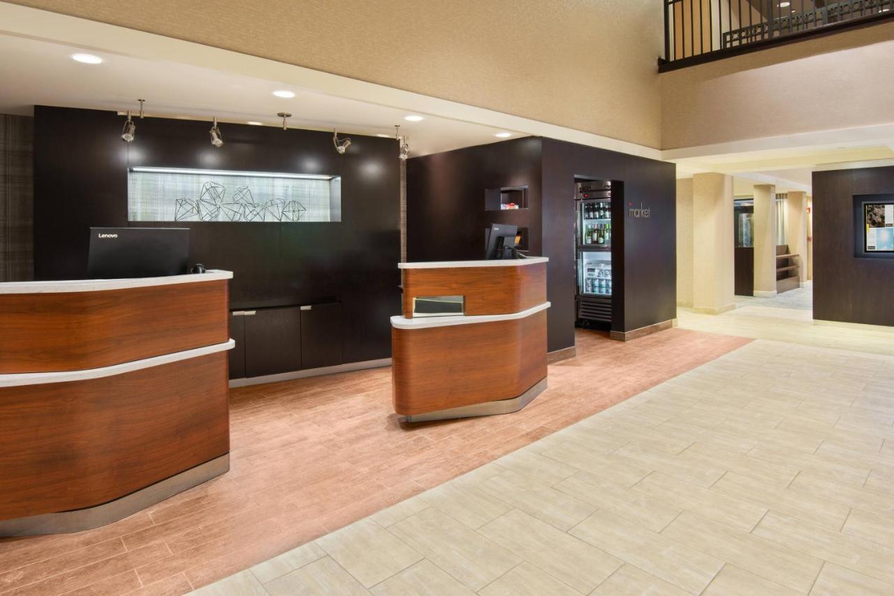 Отель Courtyard By Marriott Springfield Airport Экстерьер фото