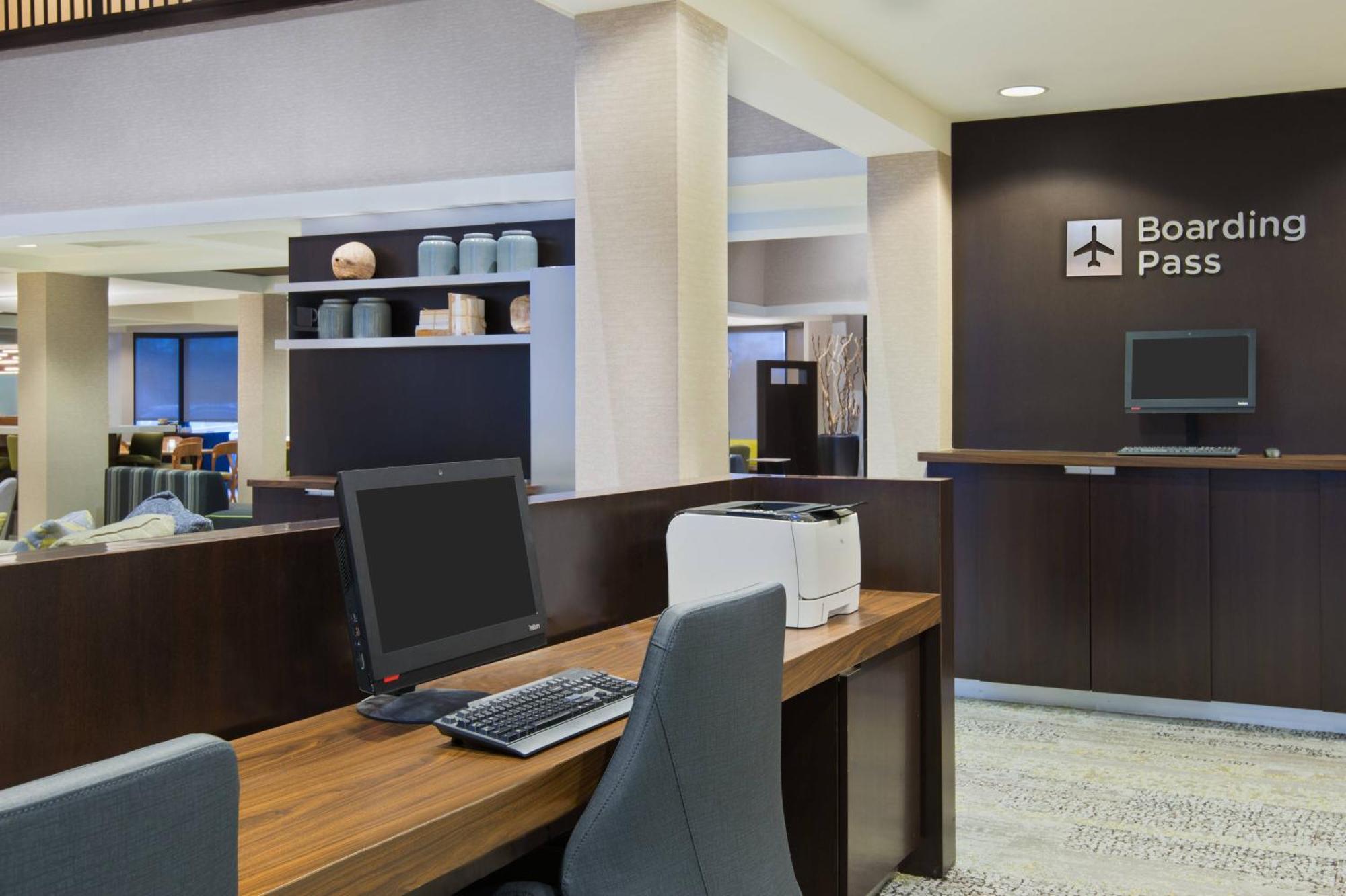 Отель Courtyard By Marriott Springfield Airport Экстерьер фото
