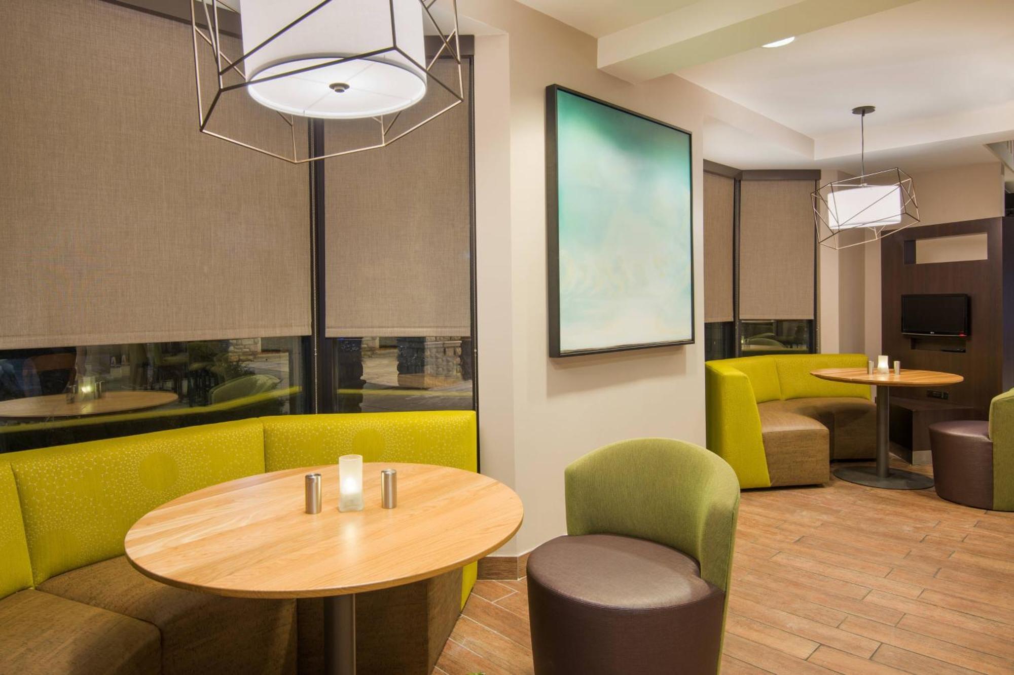 Отель Courtyard By Marriott Springfield Airport Экстерьер фото