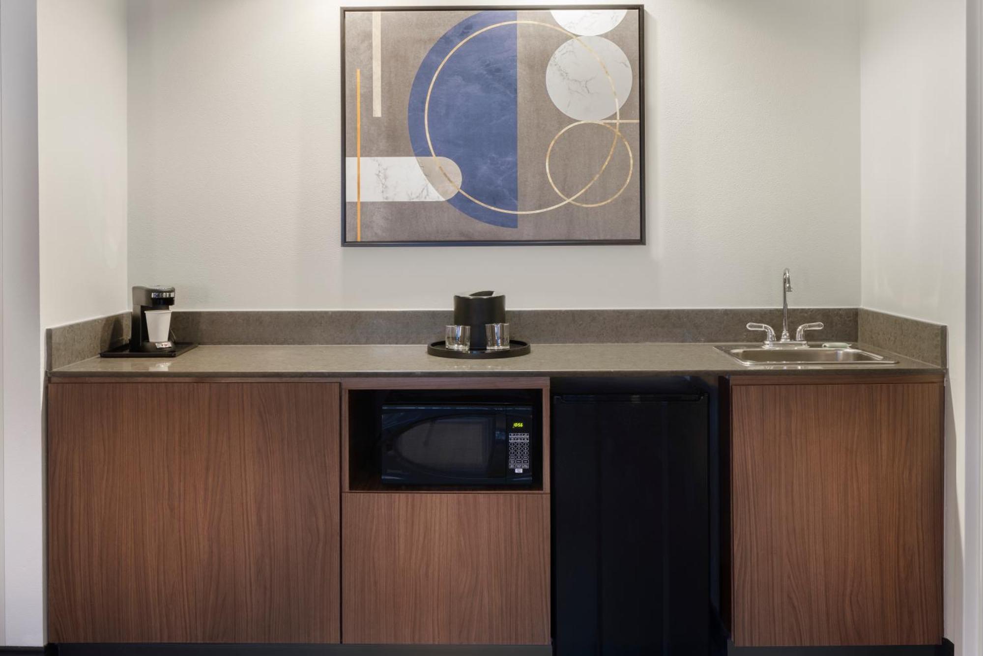Отель Courtyard By Marriott Springfield Airport Экстерьер фото
