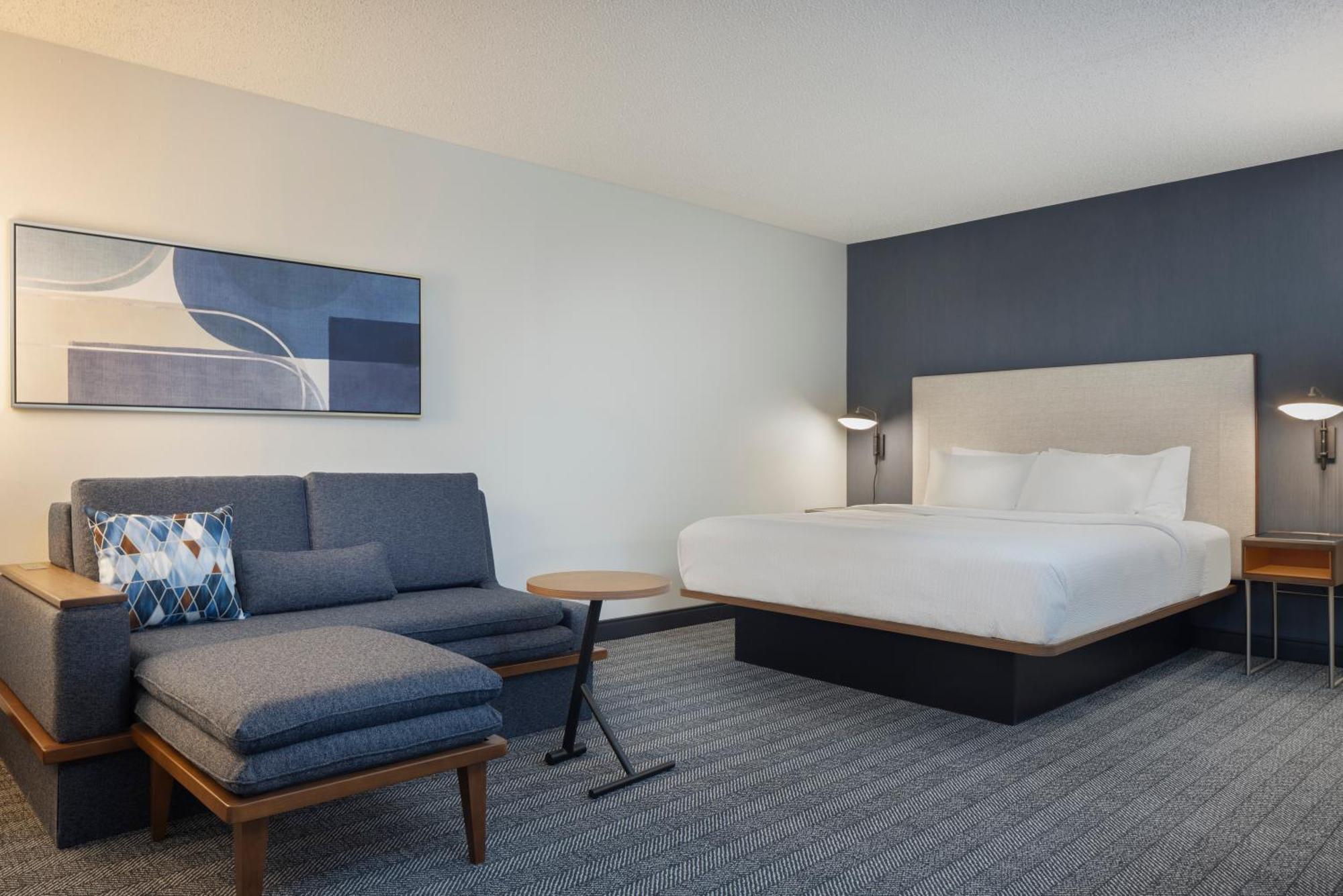 Отель Courtyard By Marriott Springfield Airport Экстерьер фото