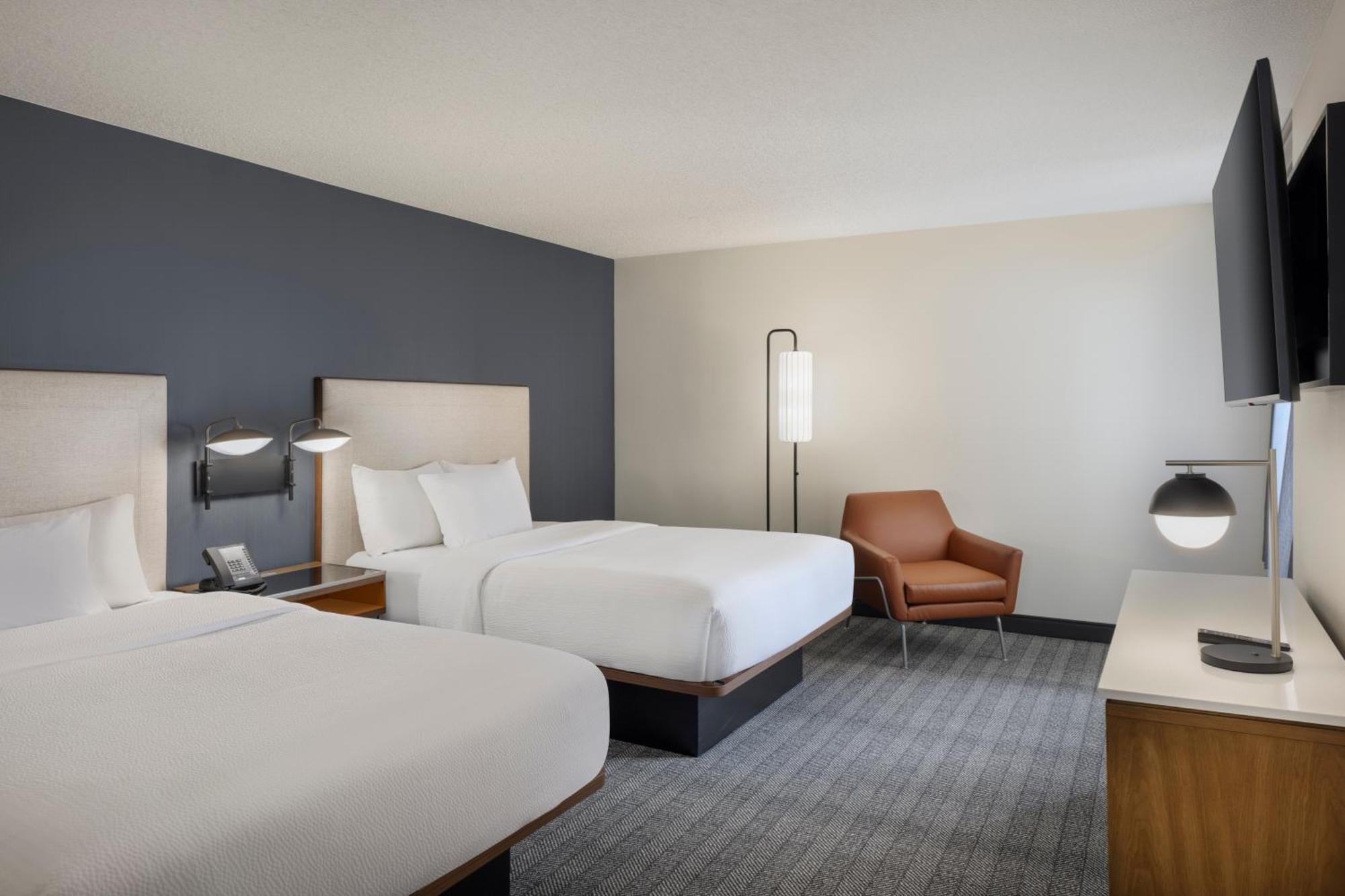 Отель Courtyard By Marriott Springfield Airport Экстерьер фото