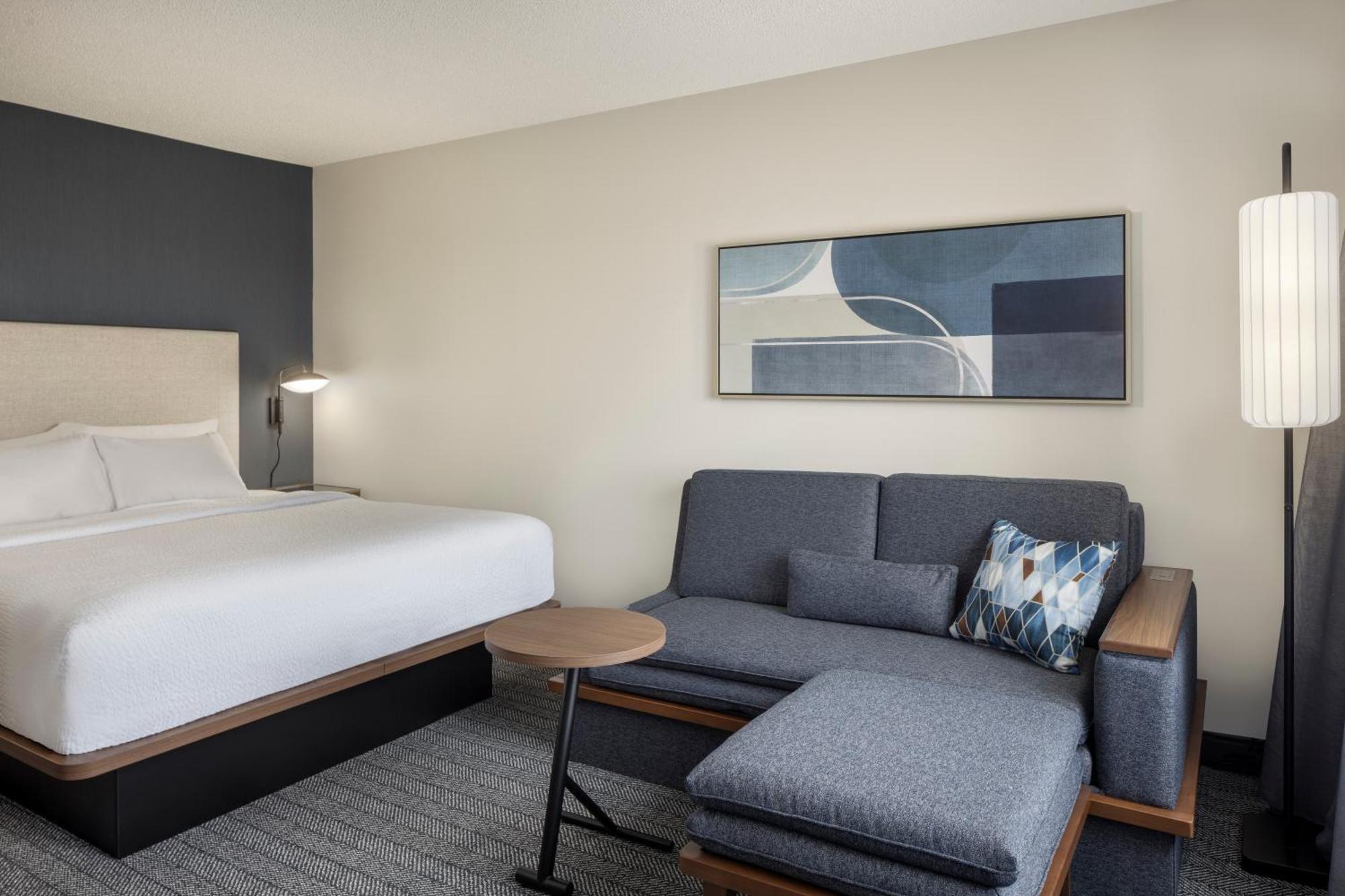 Отель Courtyard By Marriott Springfield Airport Экстерьер фото
