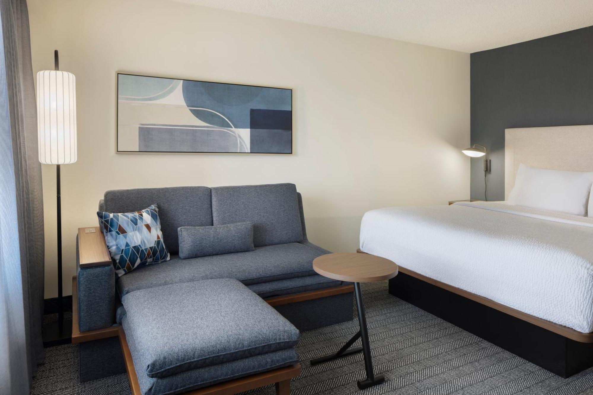 Отель Courtyard By Marriott Springfield Airport Экстерьер фото