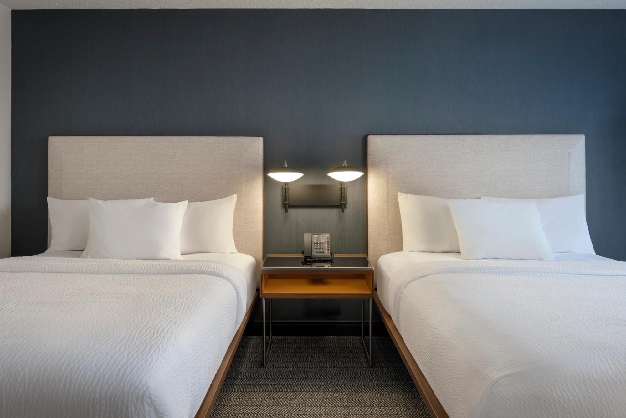 Отель Courtyard By Marriott Springfield Airport Экстерьер фото