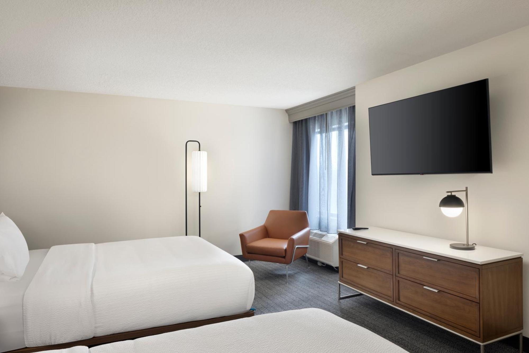 Отель Courtyard By Marriott Springfield Airport Экстерьер фото