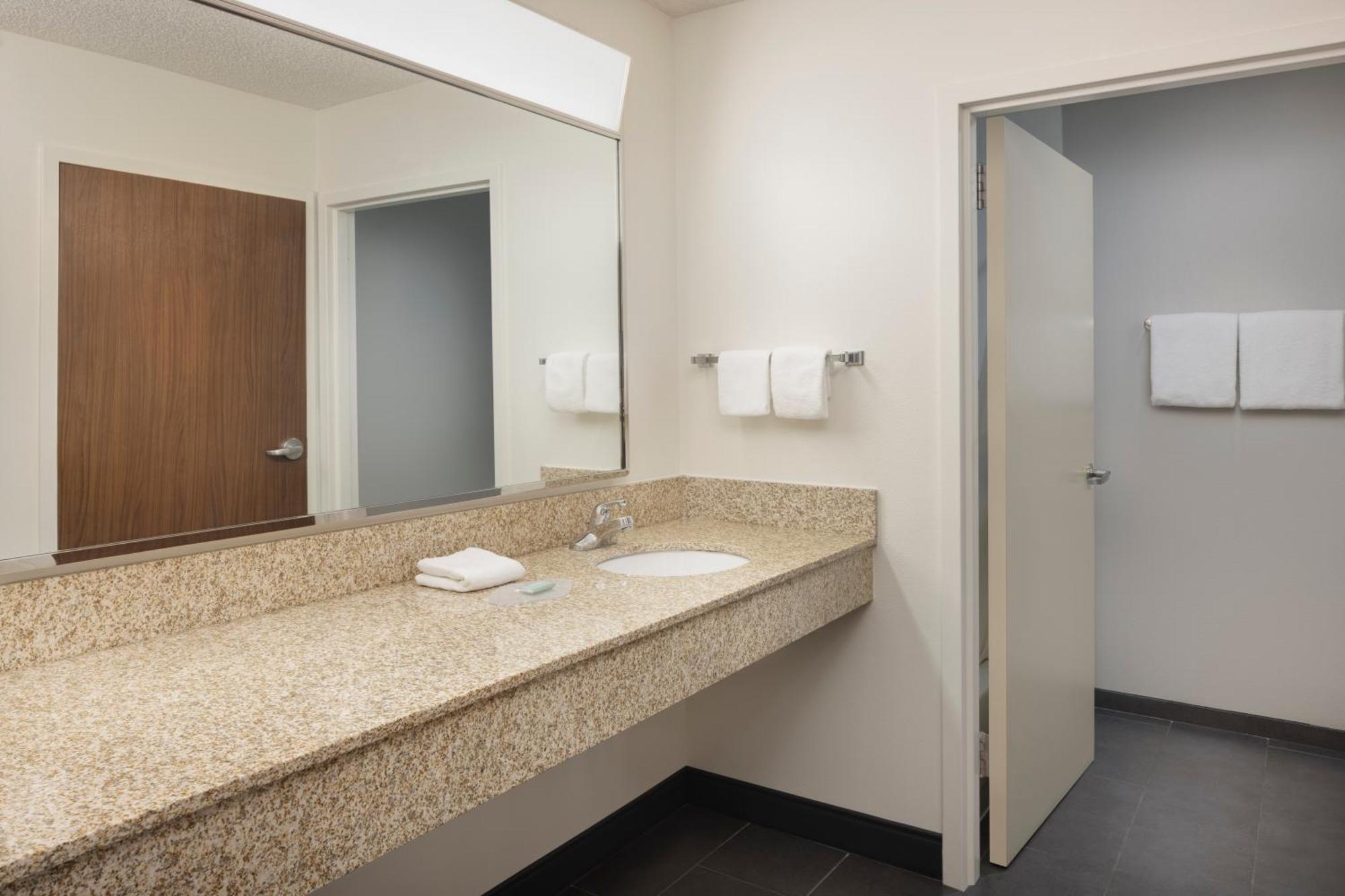 Отель Courtyard By Marriott Springfield Airport Экстерьер фото