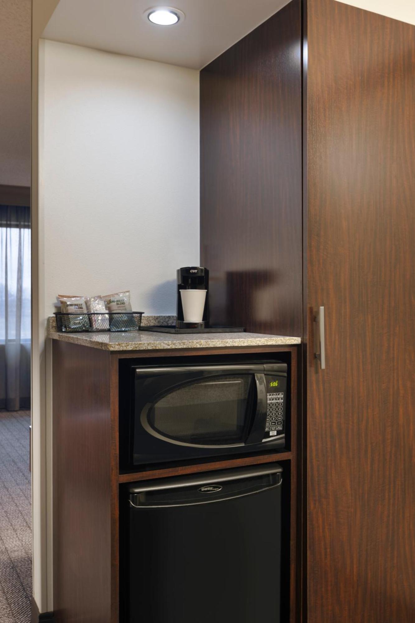 Отель Courtyard By Marriott Springfield Airport Экстерьер фото