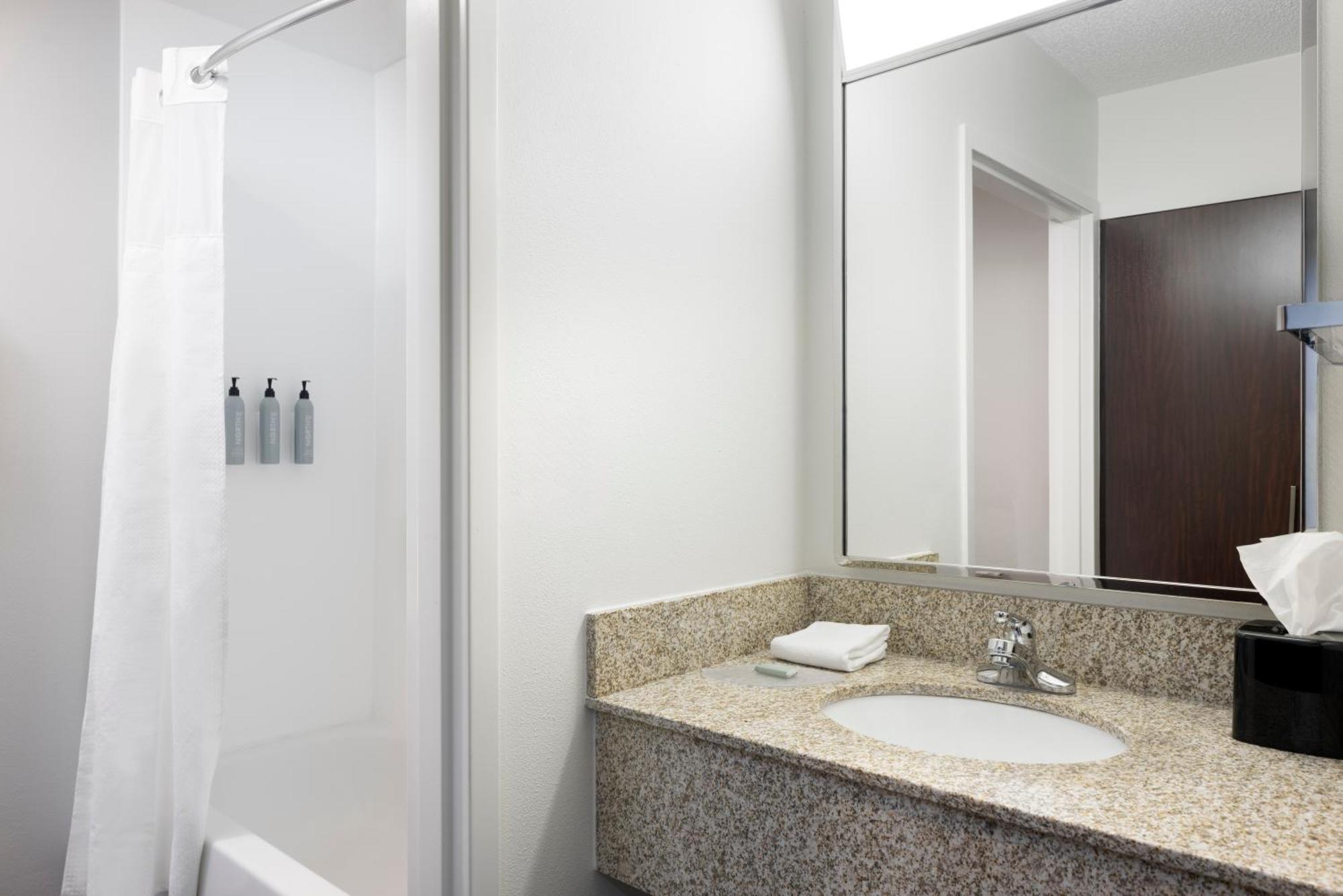 Отель Courtyard By Marriott Springfield Airport Экстерьер фото