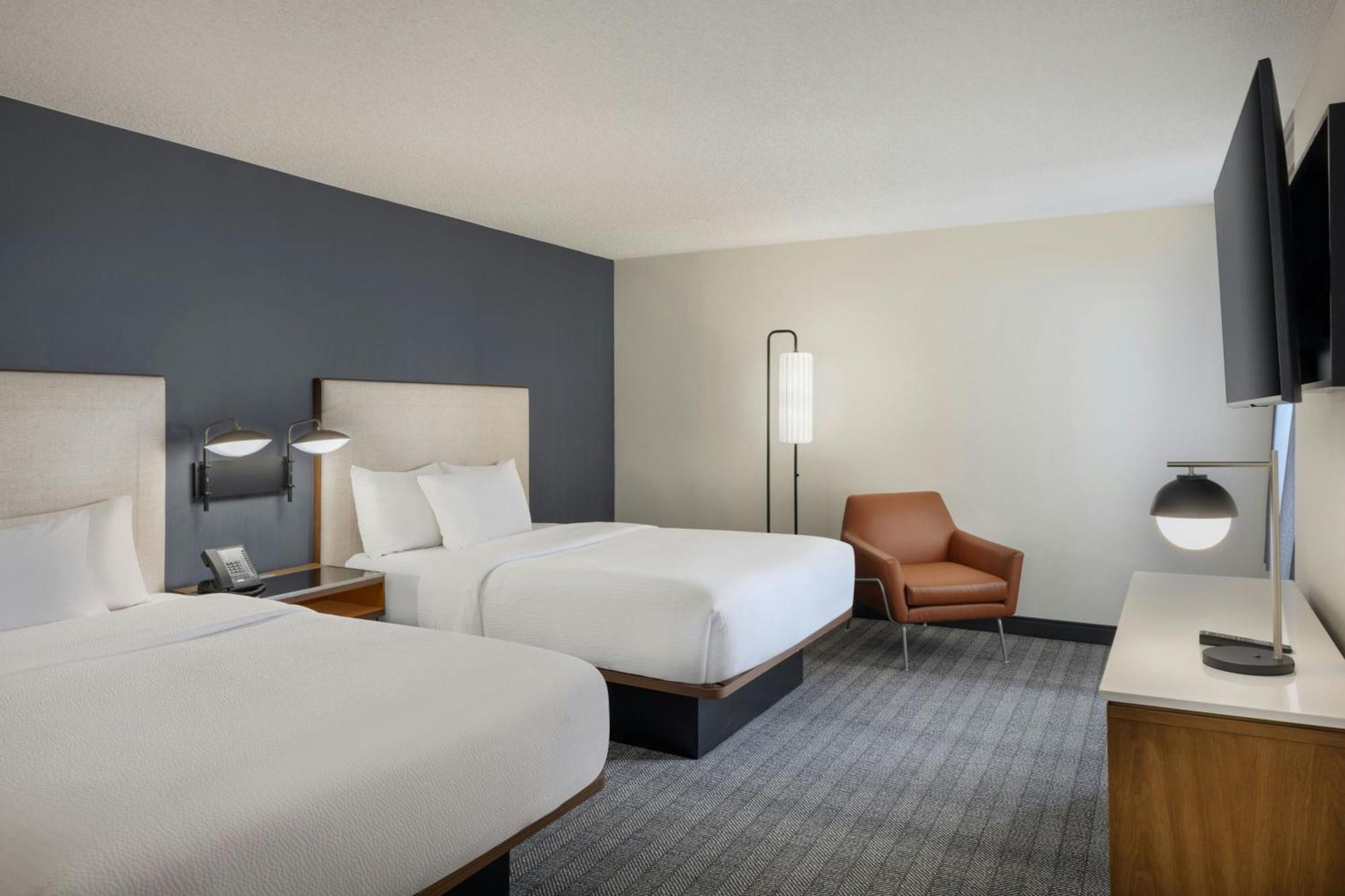 Отель Courtyard By Marriott Springfield Airport Экстерьер фото