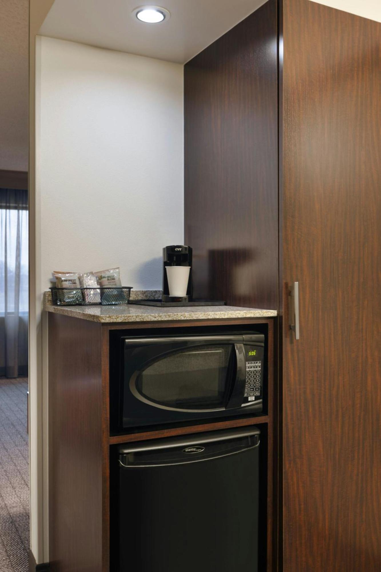 Отель Courtyard By Marriott Springfield Airport Экстерьер фото