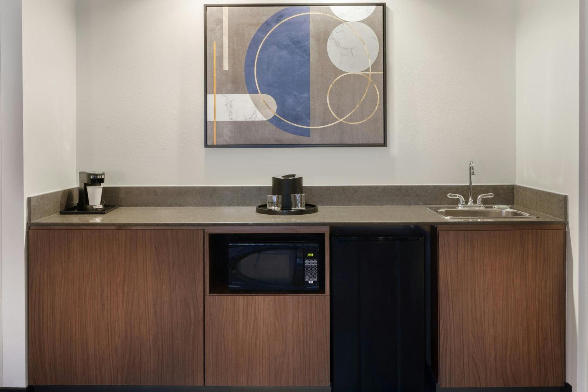 Отель Courtyard By Marriott Springfield Airport Экстерьер фото