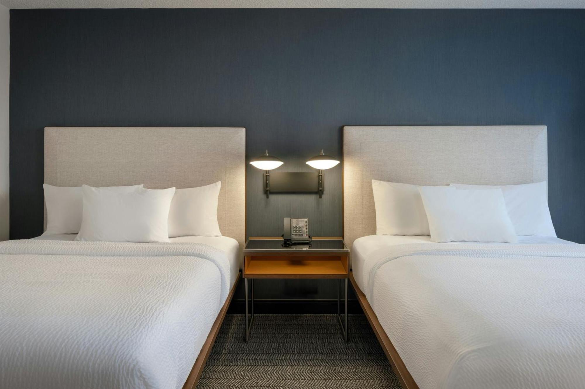 Отель Courtyard By Marriott Springfield Airport Экстерьер фото