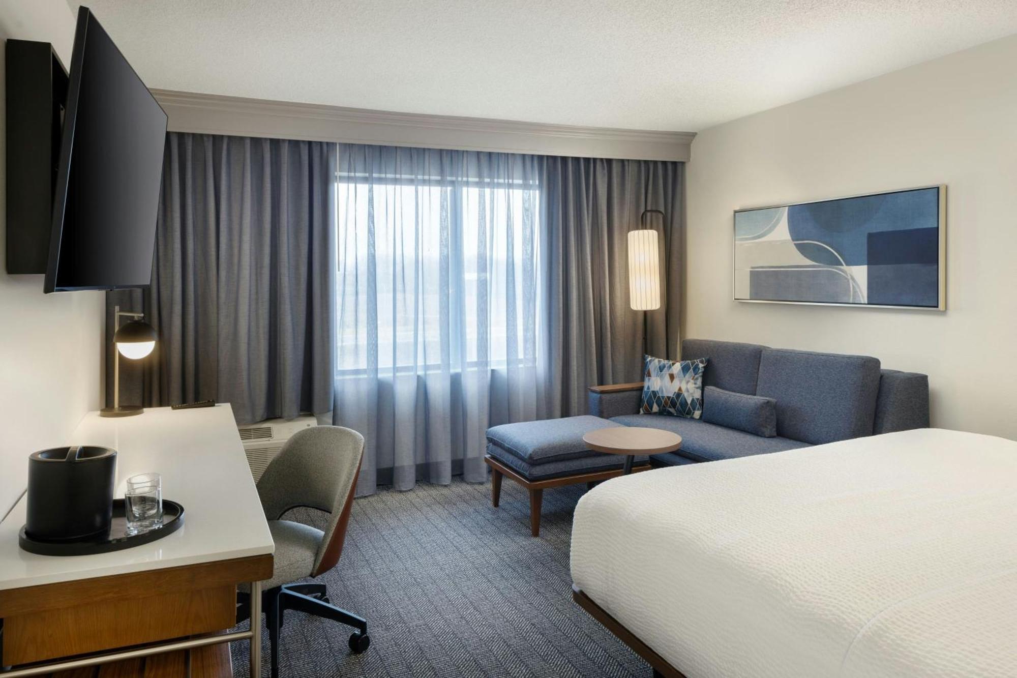 Отель Courtyard By Marriott Springfield Airport Экстерьер фото