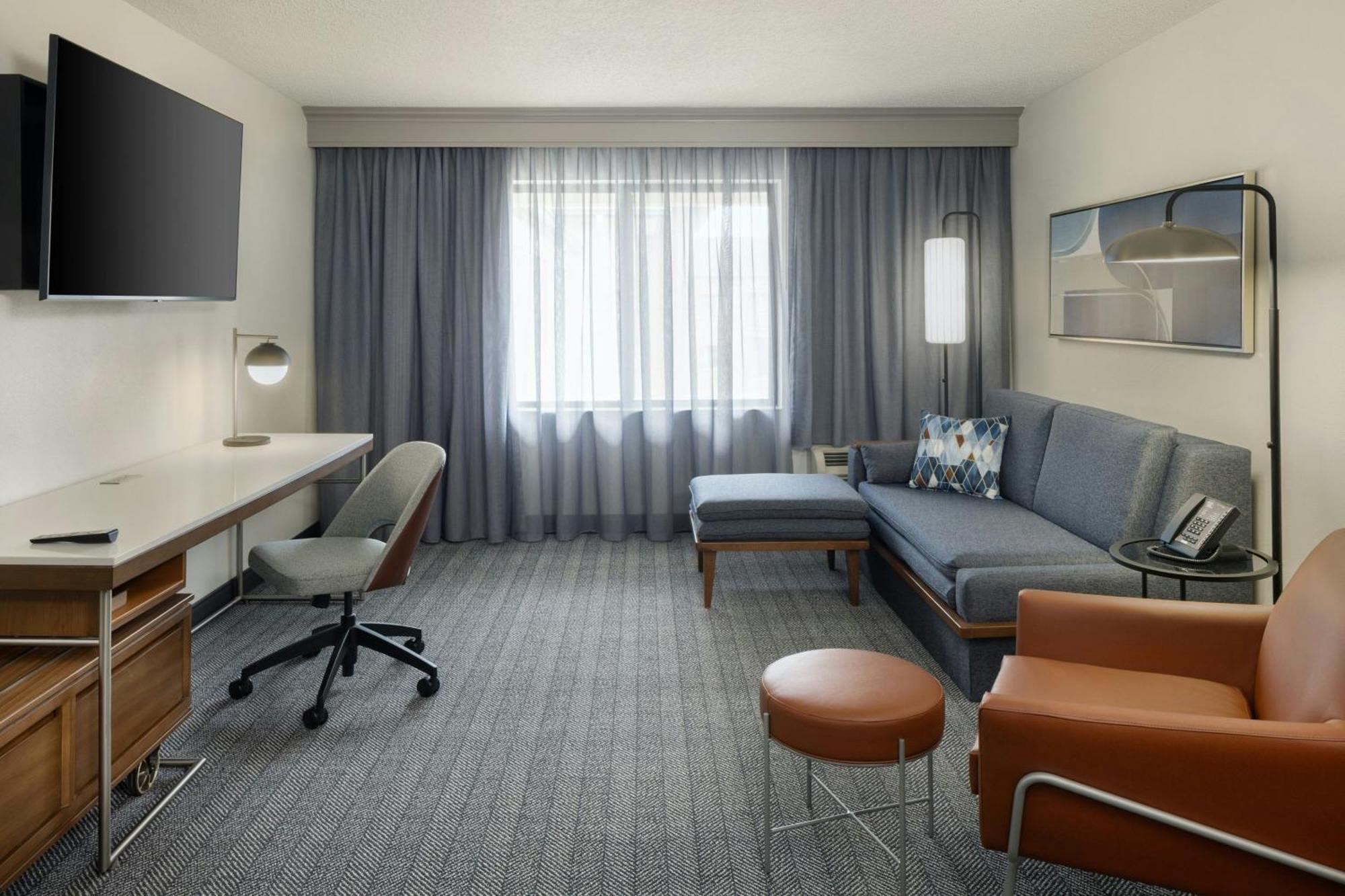 Отель Courtyard By Marriott Springfield Airport Экстерьер фото