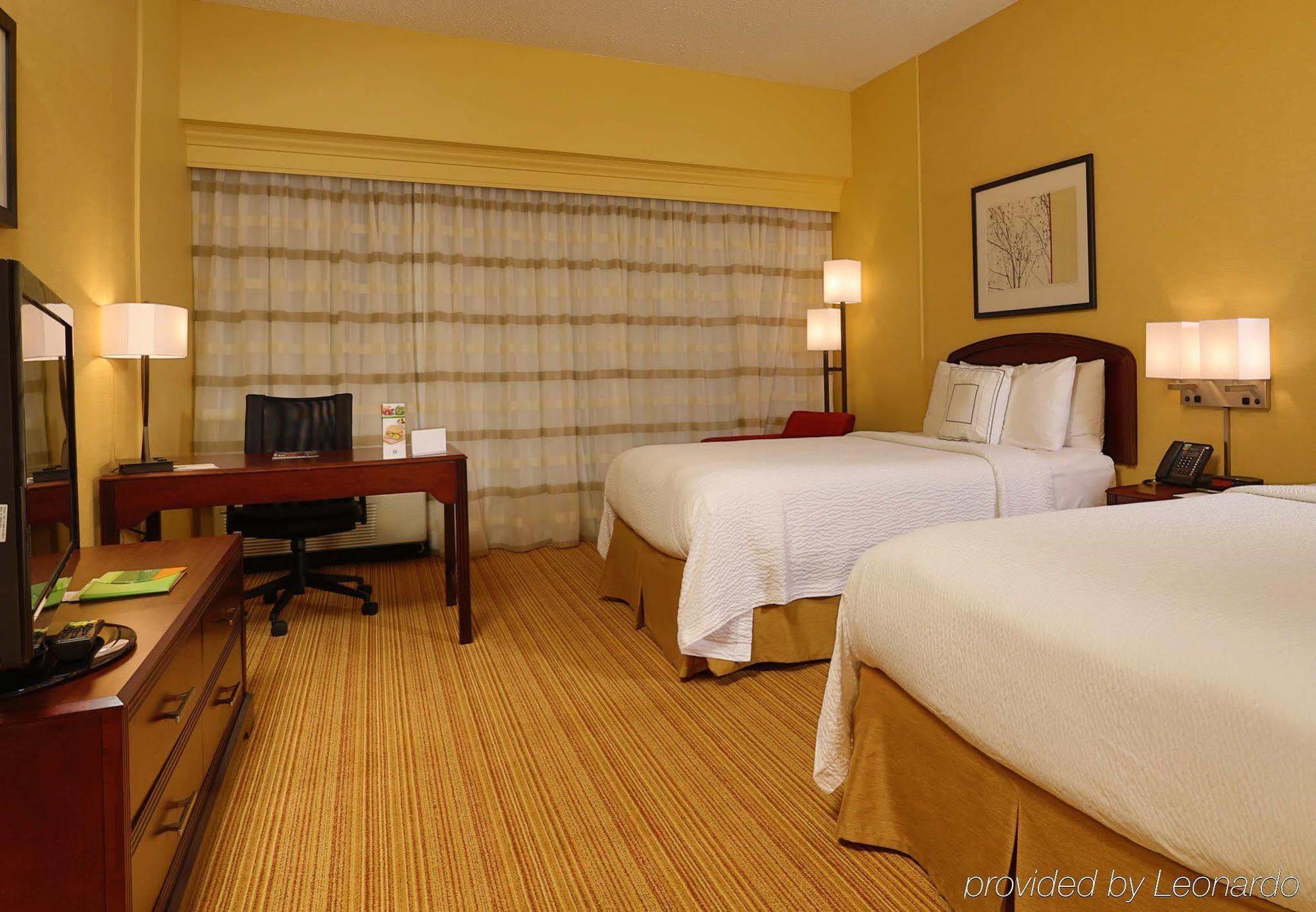 Отель Courtyard By Marriott Springfield Airport Экстерьер фото