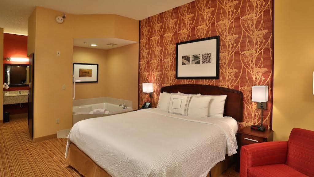 Отель Courtyard By Marriott Springfield Airport Экстерьер фото