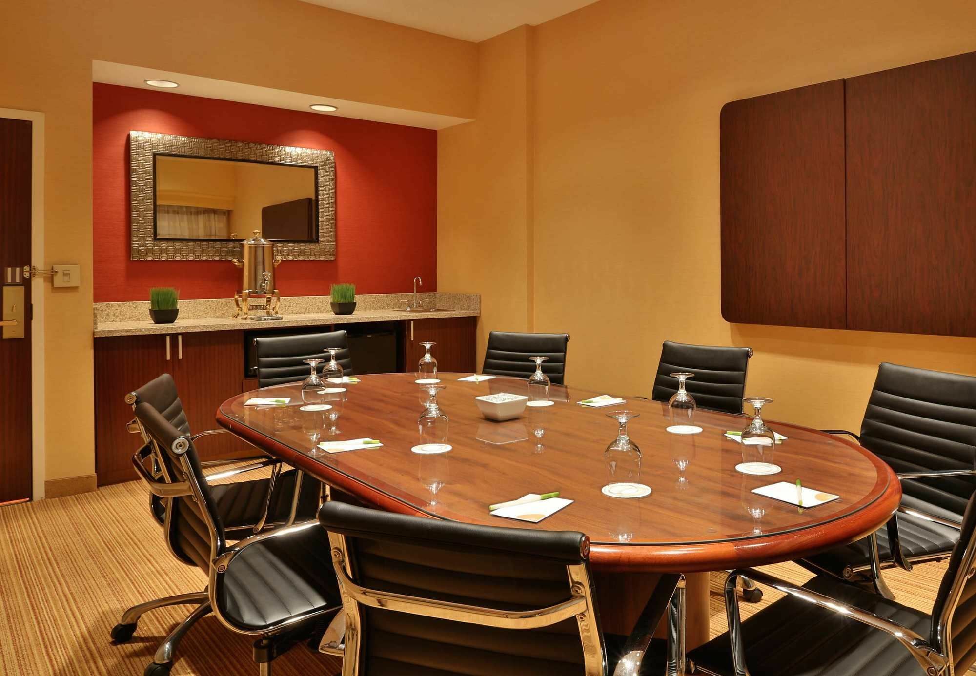 Отель Courtyard By Marriott Springfield Airport Экстерьер фото