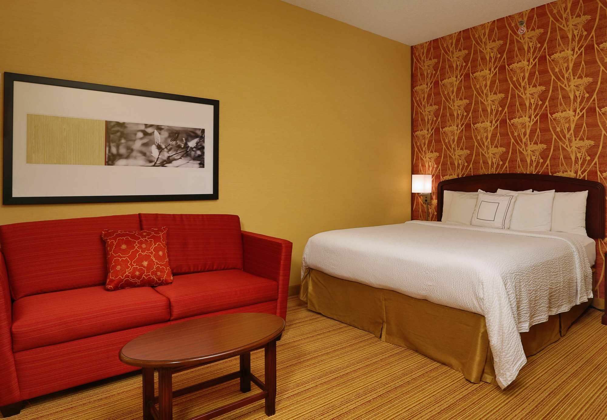 Отель Courtyard By Marriott Springfield Airport Экстерьер фото