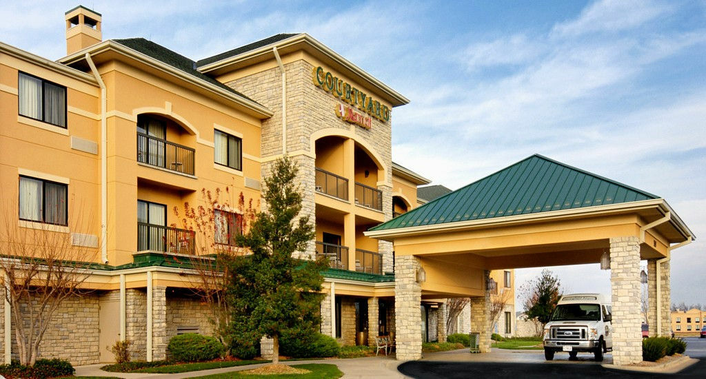 Отель Courtyard By Marriott Springfield Airport Экстерьер фото