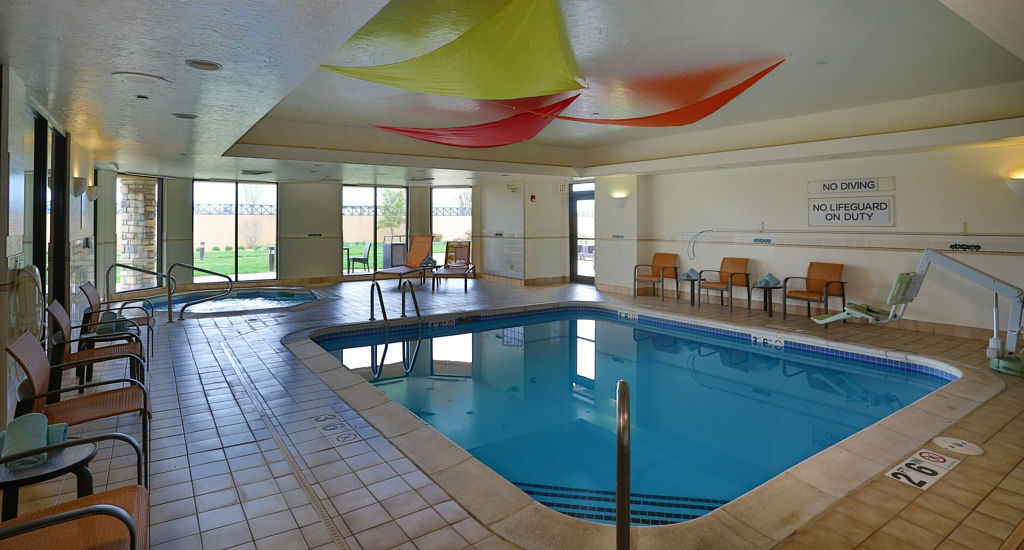 Отель Courtyard By Marriott Springfield Airport Экстерьер фото